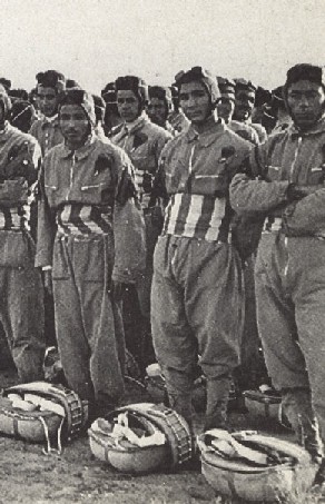 ventennio - Paracadutisti libici in tenuta da lancio in attesa di essere imbarcati- fascismo